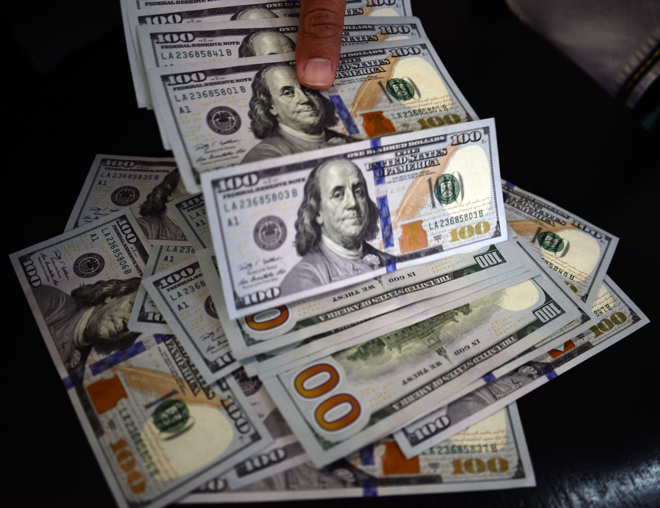 سعر الدولار اليوم أمام الجنيه المصري وفق آخر تحديث في البنوك